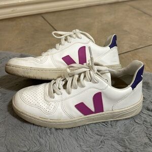 Veja V-10 sneakers